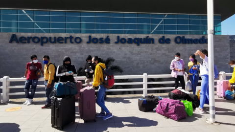 Pasajeros que esperan su vuelo a Galápagos hicieron fila en los exteriores del aeropuerto José Joaquín de Olmedo este 28 de mayo de 2020.