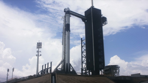 Plataforma de lanzamiento con el cohete Falcon 9, el 27 de mayo de 2020.