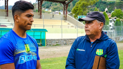 Édison Preciado, jugador de Gualaceo, conversa con el DT, el 12 de marzo de 2020, en el complejo del equipo.