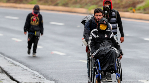 Ciudadanos venezolanos, uno de ellos con discapacidad, transitaban el jueves 28 de mayo en una carretera cercana a Quito (Ecuador).