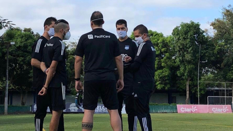 Cuerpo técnico de Emelec en su primer día de entrenamiento tras la pandemia, el jueves 28 de mayo.