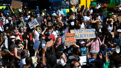 Los partidarios del movimiento Black Lives Matter se reúnen para protestar contra la brutalidad policial en EE. UU. Y en memoria de George Floyd en Londres, Gran Bretaña, el 31 de mayo de 2020.