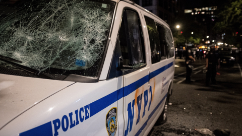 Un auto de la policía de Nueva York fue atacado durante manifestaciones, el domingo 31 de mayo.