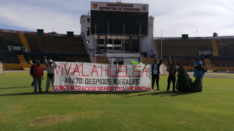 Trabajadores de la Concentración realizan una huelga en el estadio Atahualpa, en Quito, el lunes 1 de junio.