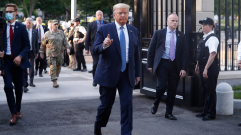 Donald Trump, después de posar con una biblia afuera de la Iglesia Episcopal de San Juan después de hacer declaraciones en el Jardín de las Rosas en la Casa Blanca en Washington, DC, EE. UU., 01 de junio de 2020. 