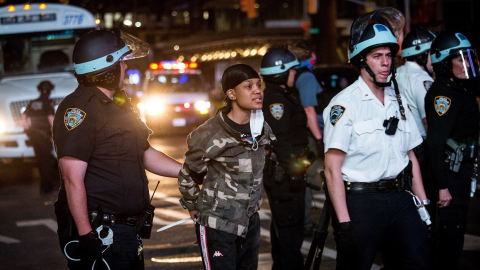 Policías de Nueva York arrestan a una persona durante las manifestaciones que se tornaron violentas en esta ciudad, el 1 de junio. 