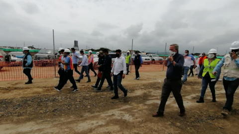 Autoridades recorren el terreno donde debía levantarse el hospital de Pedernales, el 14 de mayo de 2020.