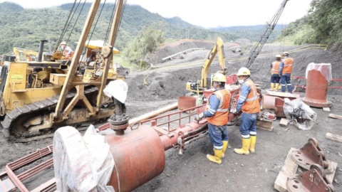 Trabajadores de Petroecuador en la construcción de la variante del SOTE el pasado 19 de mayo de 2020.