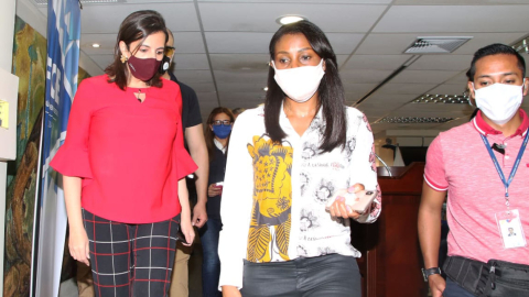 La ministra María Paula Romo y la fiscal Diana Salazar minutos antes de la rueda de prensa sobre los casos de corrupción, el 3 de junio de 2020, en Guayaquil.