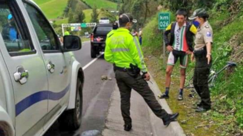 Miembros de la Policía hablando con el hermano de Rubén Tatés, quien falleció este miércoles 3 de junio en Carchi.