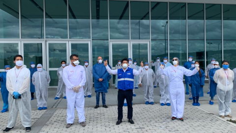 El alcalde Jorge Yunda posa frente al centro de atención temporal Quito Solidario, instalado en el Centro de Convenciones Metropolitano, el 6 de mayo de 2020.