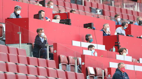 Un grupo de periodistas, con mascarillas y respetando el distanciamiento social, en un partido de la Bundesliga, el 17 de mayo de 2020.