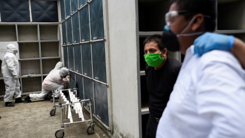 Personal del Cementerio de Guayaquil entierra a un fallecido por coronavirus en la ciudad.