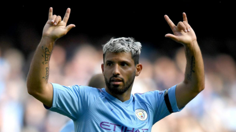 Sergio Agüero celebra un gol en un partido de la Premier League de Inglaterra.