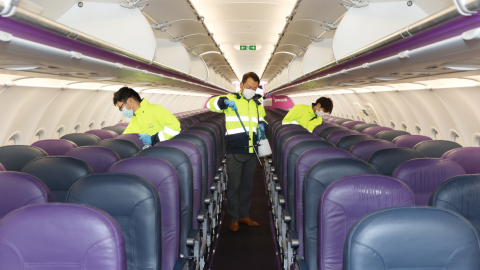 Trabajadores limpian el interior de un avión en el aeropuerto de Kansai, Kanku, en la prefectura de Osaka, el 5 de junio de 2020.