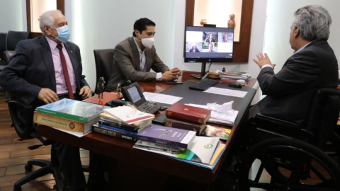 El presidente Lenín Moreno y los ministros Richard Martínez y René Ortiz durante la reunión con el Consejo Asesor en Materia Económica, 9 de junio de 2020.