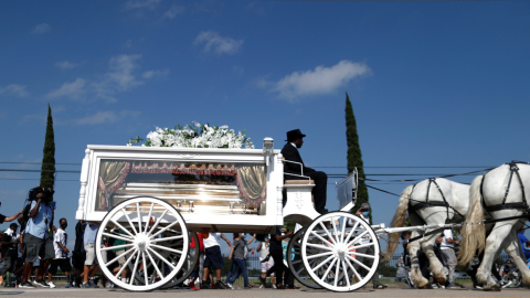 El ataúd de George Floyd fue trasladado al cementerio de Pearland, en Houston, el martes 9 de junio de 2020.