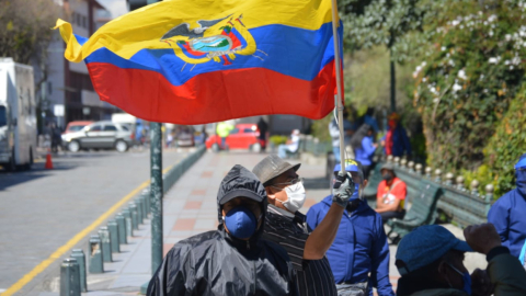 Exmilitares jubilados del ISFFA exigen el pago de pensiones al Gobierno, este 10 de junio afuera de la Gobernación de Azuay.