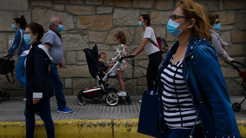 Personas caminando al mercado en las afueras de la Plaza de Abastos en Cambados, Galicia el 3 de junio.