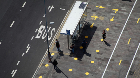 Un grupo de personas en una estación de bus en Quito, el 11 de junio de 2020.