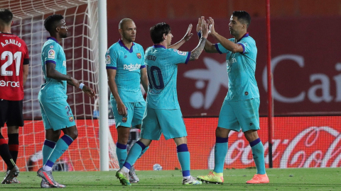 Lionel Messi y Luis Suárez celebran el gol del argentino, en la victoria del FC Barcelona sobre el Mallorca, el sábado 13 de junio de 2020.