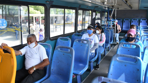 Un grupo de personas en un bus en Manta, el 10 de junio de 2020. 