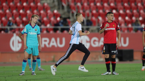 Un espontáneo, con la camiseta 10 de Argentina, se metió a la cancha en el partido entre el FC Barcelona y el Mallorca, el 13 de junio de 2020.