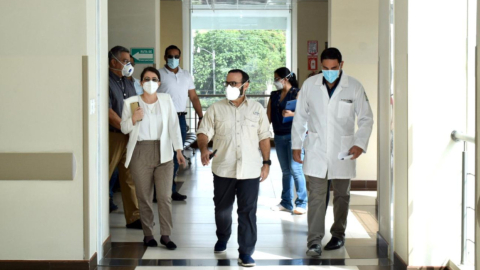 El presidente del Consejo Directivo del IESS, Jorge Wated, durante una visita al Centro de Salud Materno Infantil y Emergencias de Bahía de Caráquez, el pasado11 de junio de 2020.