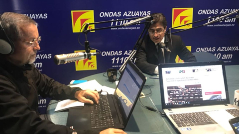 El director de noticias Gustavo Cardoso, durante una entrevista con el rector de la Universidad de Cuenca, Pablo Vanegas.