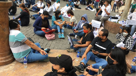 Unos 200 maestros se congregaron afuera de la Gobernación del Guayas en rechazo al retraso de salarios y falta de internet, el 17 de junio de 2020. 