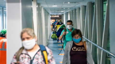 Pasajeros durante su arribo al aeropuerto de Guayaquil el pasado 12 de junio de 2020.