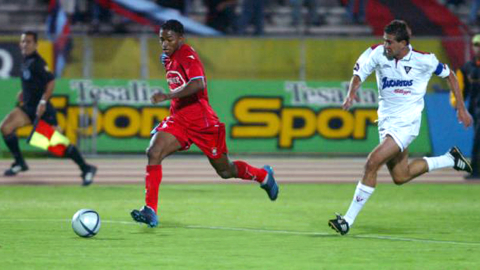 Antonio Valencia en un partido de El Nacional ante Liga de Quito, en 2005.