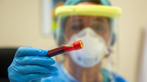 Una sanitaria muestra un vial con sangre en un centro de salud, el miércoles 17 de junio.