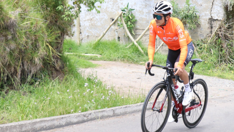  Richard Carapaz, durante un entrenamiento el miércoles 10 de junio de 2020, en una vía de la parroquia Julio Andrade, en la provincia del Carchi. 