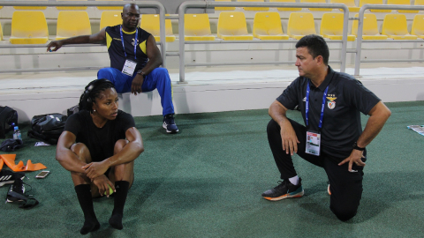 Ángela Tenorio junto a su entrenador, Nélson Gutiérrez, durante un entrenamiento.