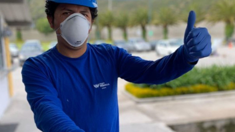 Un trabajador de Corporación Maresa en la planta de Jabonería Wilson, en mayo de 2020.