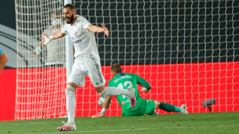 El delantero del Real Madrid Karim Benzema celebra su segundo gol del partido frente al Valencia, este jueves 18 de junio.