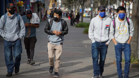 Personas caminan en el sector de Cotocollao, en el norte de Quito, el 17 de junio de 2020.