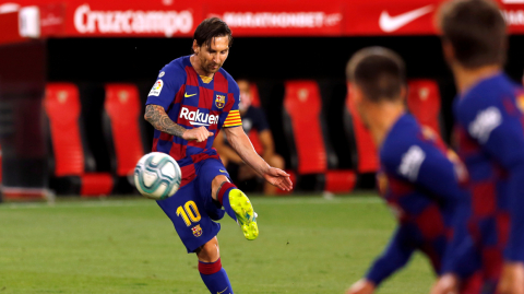 Lionel Messi, durate el cobro de un tiro libre en el partido frente a Sevilla, el viernes 19 de junio.