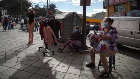 Vendedores ambulantes en el sector de Cotocollao, en el norte de Quito, el 17 de junio de 2020.