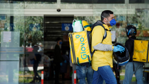 Un repartidor de Glovo camina frente a un centro comercial en Quito, el 24 de abril de 2020. 