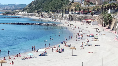 Varias personas ocupan una playa de Europa, el lunes 22 de junio de 2020.