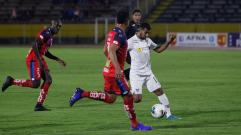 Junior Sornoza, de Liga de Quito, maneja el balón en un partido frente a El Nacional, el 28 de febrero de 2020, en el estadio Atahualpa.