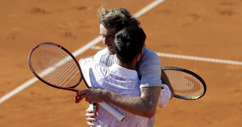 Djokovic y Zverev dándose un abrazo después de un partido el 14 de junio.