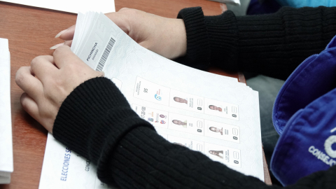 Personal del CNE verifica el material electoral para las seccionales de 2019.