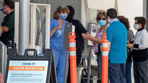 Personas con mascarillas hacen fila para entrar al hospital Jackson Memorial de Miami, Estados Unidos, el 23 de junio. 