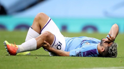 El argentino con una molestia en su rodilla izquierda durante el partido contra Burnley.