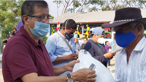 Entrega de kits alimenticios en Salitre, cantón de Guayas que pasó a semáforo verde, el 24 de junio. 