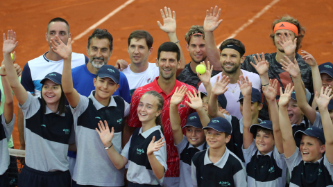 Viktor Troicki, Nenad Zimonjic, Dusan Lajovic, Novak Djokovic, Dominic Thiem, Grigor Dimitrov y Alexander Zverev posan para una foto con los pasabolas, durante el Adria Tour, torneo en el que varios se contagiaron de Covid-19.