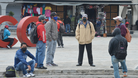 Personas buscan trabajo en la Plazoleta de San Francisco, en Cuenca, el 24 de junio de 2020.